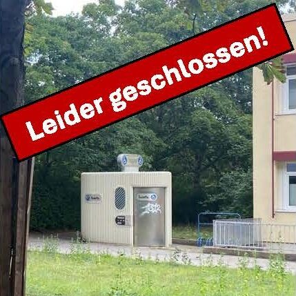 Bild zeigt das WC am Ärztehaus. Dadrüber ist ein Banner mit der Aufschrift "Leider geschlossen!" eingefügt.
